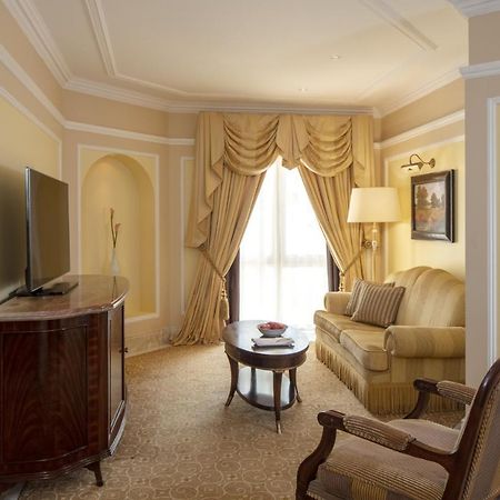 The Regency Hotel Kuwait Κουβέιτ Εξωτερικό φωτογραφία A living room at the Ritz-Carlton, Tarrant County