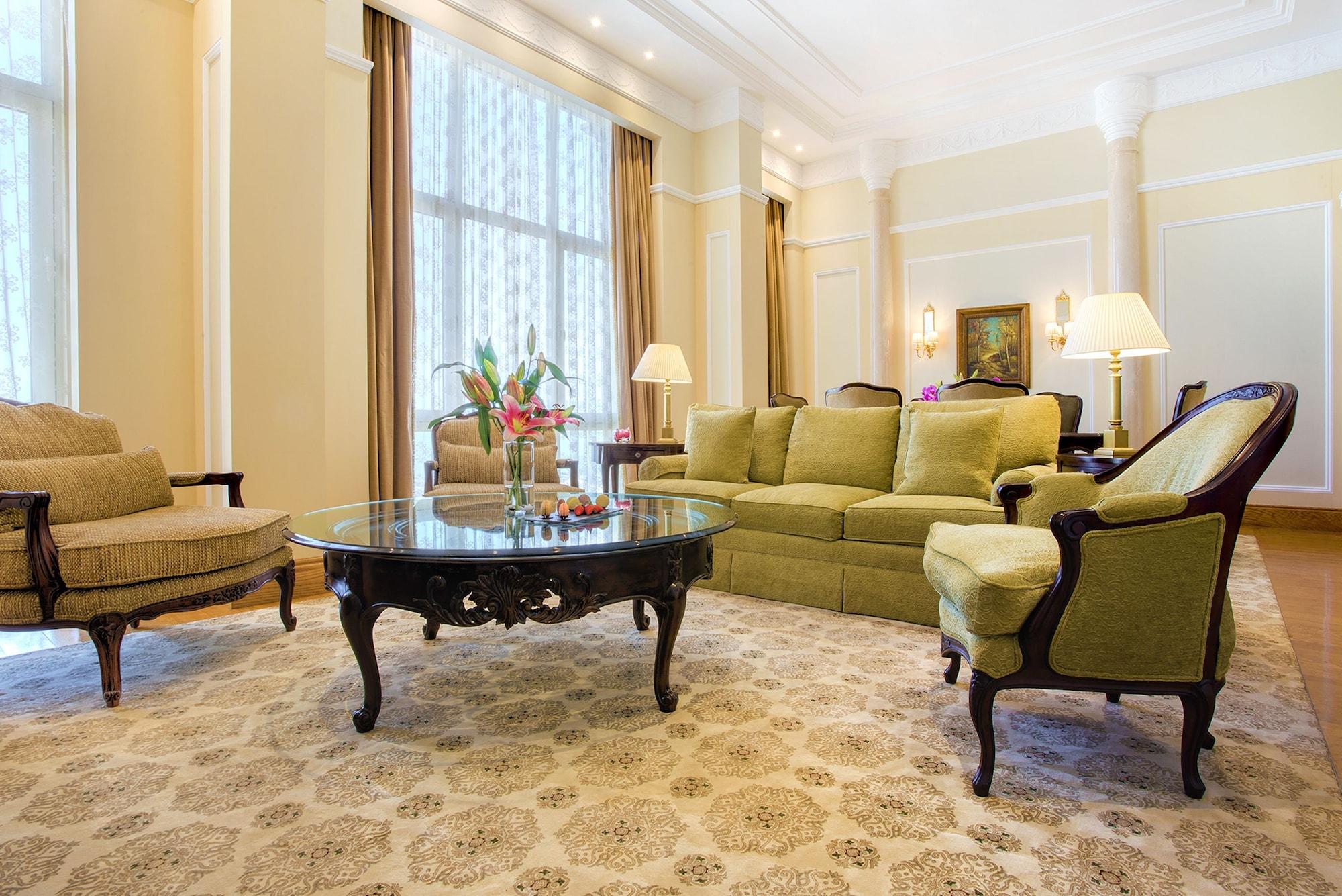 The Regency Hotel Kuwait Κουβέιτ Εξωτερικό φωτογραφία A living room in a hotel suite