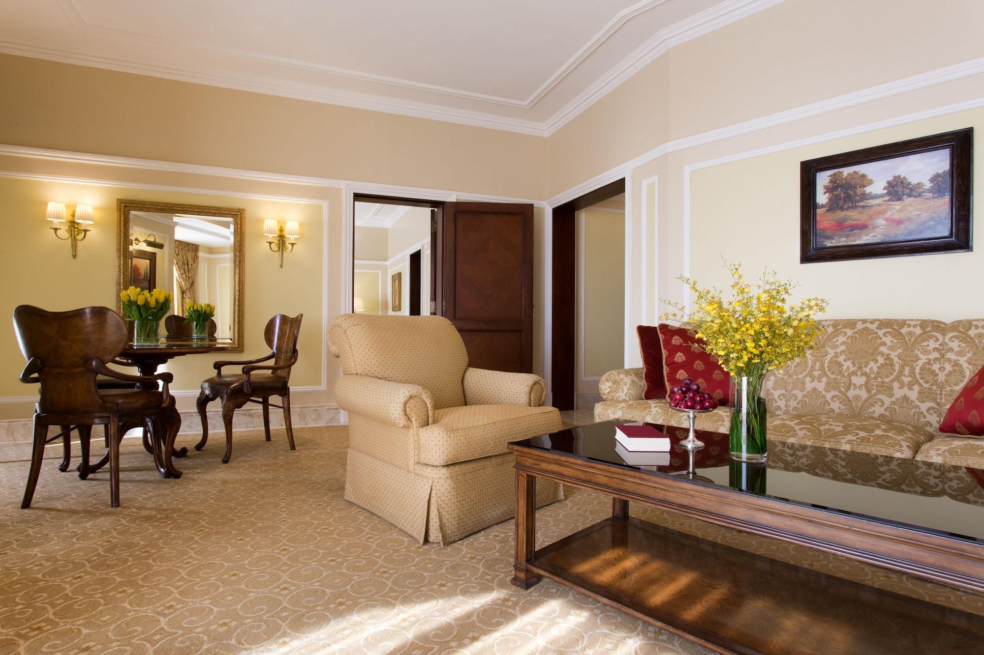 The Regency Hotel Kuwait Κουβέιτ Εξωτερικό φωτογραφία A suite at the Four Seasons Hotel