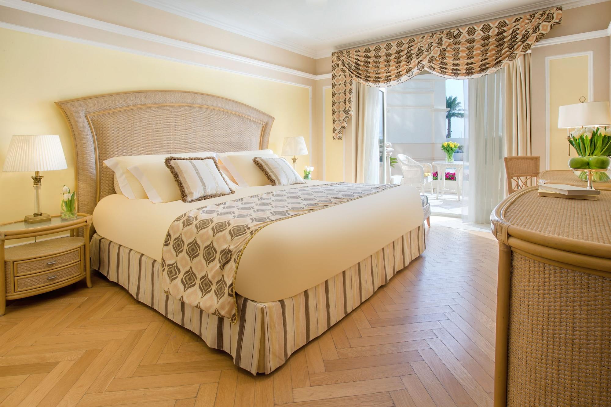 The Regency Hotel Kuwait Κουβέιτ Εξωτερικό φωτογραφία A bedroom at The Boca Raton Resort