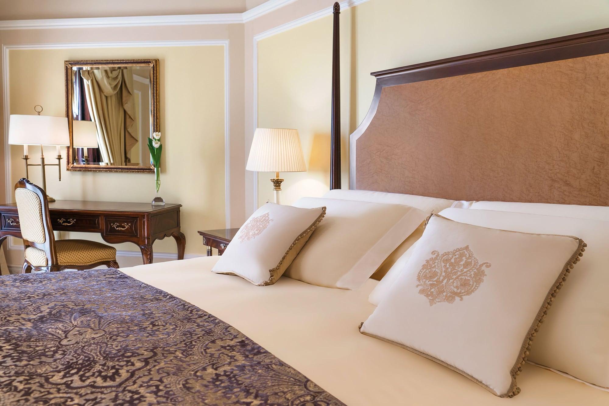 The Regency Hotel Kuwait Κουβέιτ Εξωτερικό φωτογραφία A bedroom at the Four Seasons Hotel