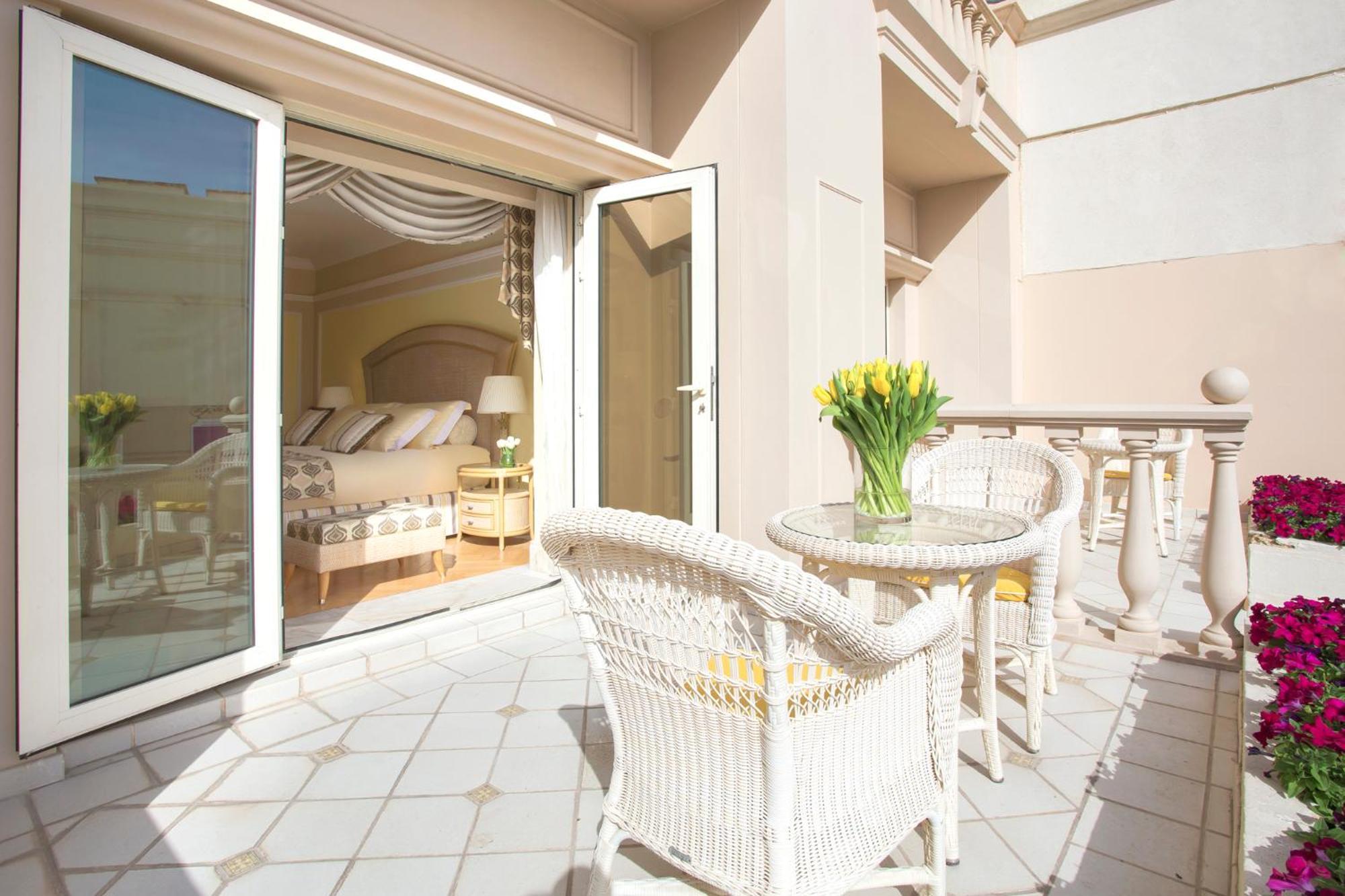 The Regency Hotel Kuwait Κουβέιτ Εξωτερικό φωτογραφία A balcony